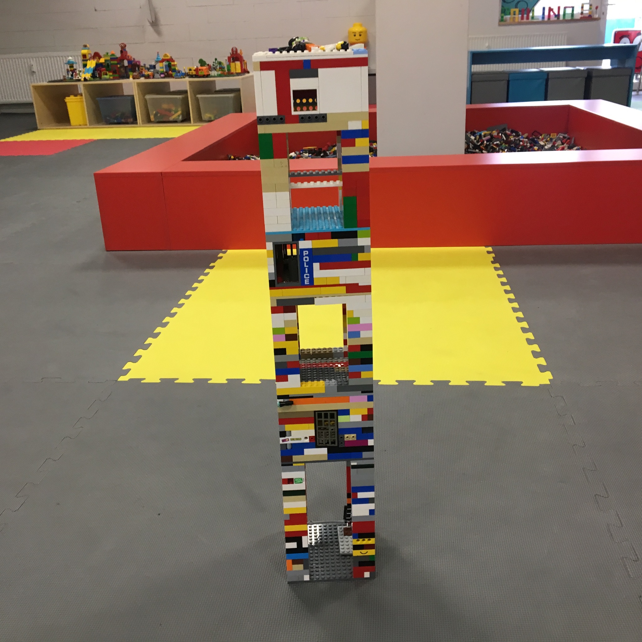 wieża z klocków Lego - sala zabaw w Katowicach